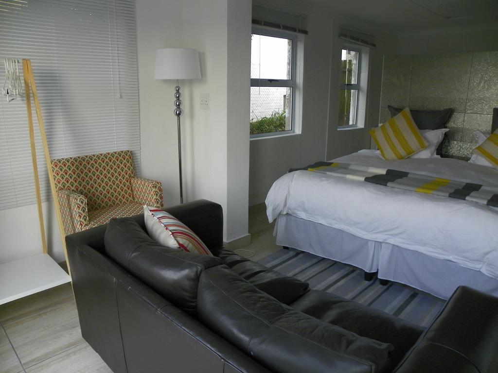Blue'S Guest House - East London Bonza Bay Exterior foto