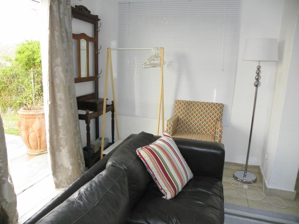 Blue'S Guest House - East London Bonza Bay Exterior foto