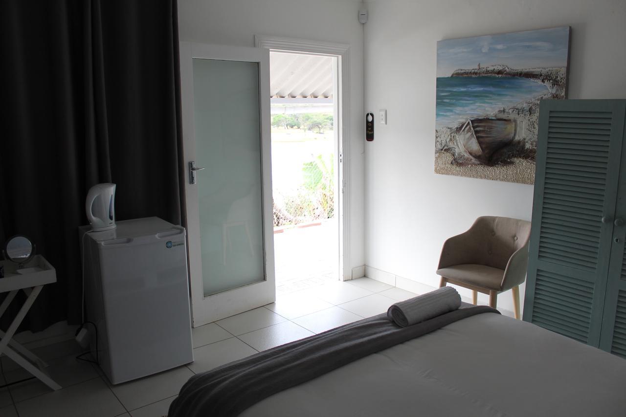Blue'S Guest House - East London Bonza Bay Exterior foto