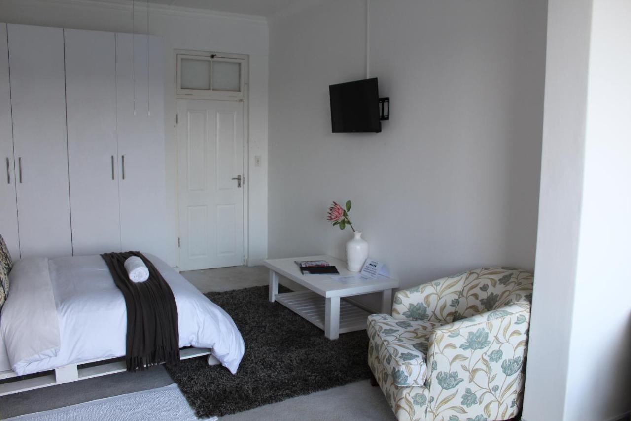 Blue'S Guest House - East London Bonza Bay Exterior foto